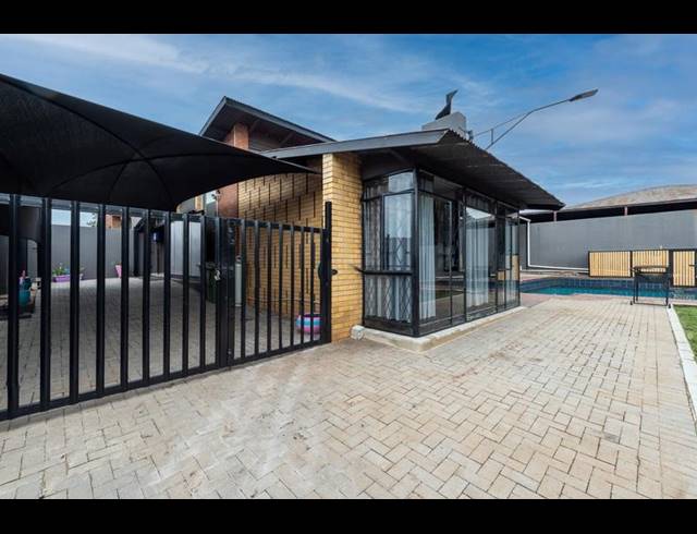 3 BEDROOM HOUSE FOR SALE IN SOUTH CREST